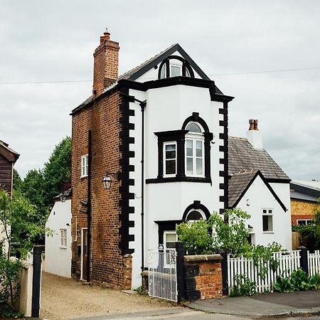 Langs Hall Лейланд Екстериор снимка